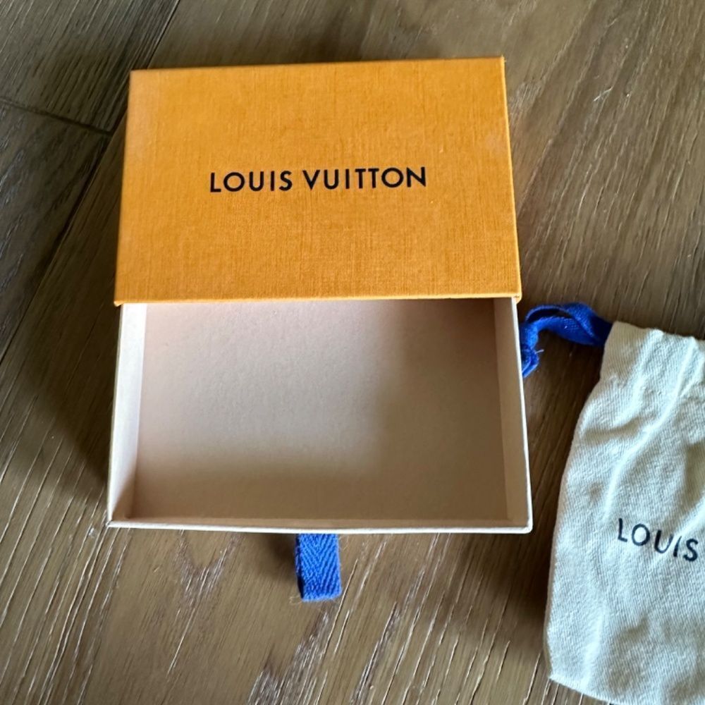 Authentic Louis Vuitton Essential V Bracelet - Picture 8 of 12